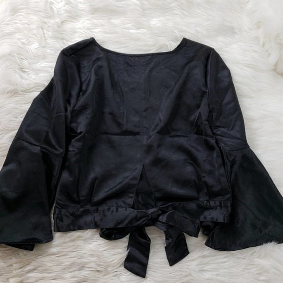 Jack by BB Dakota Retro Inspired Chic Bell Sleeve Black Satin Crop Top Size XS - Picture 4 of 7